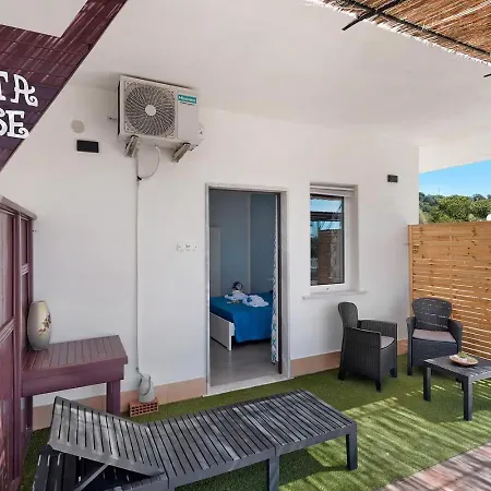 La Fiesta House Bed & Breakfast *