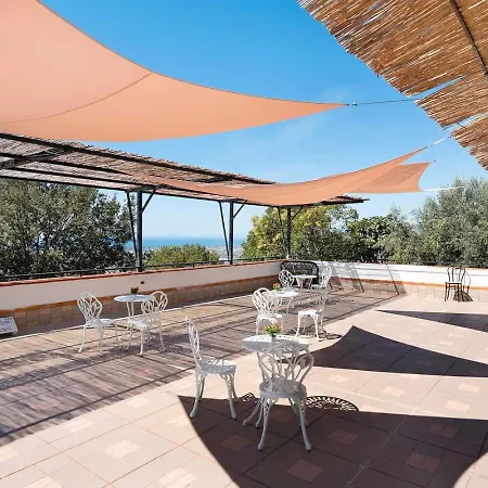 La Fiesta House Bed & Breakfast *